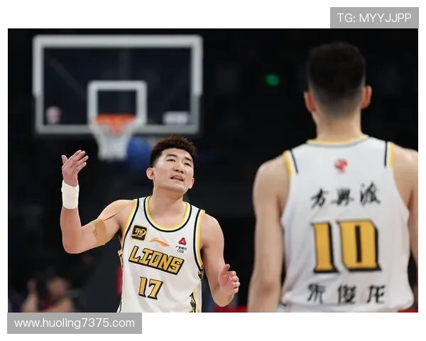 广东宏远与浙江广厦激战正酣谁将夺得本赛季篮球巅峰之战的胜利